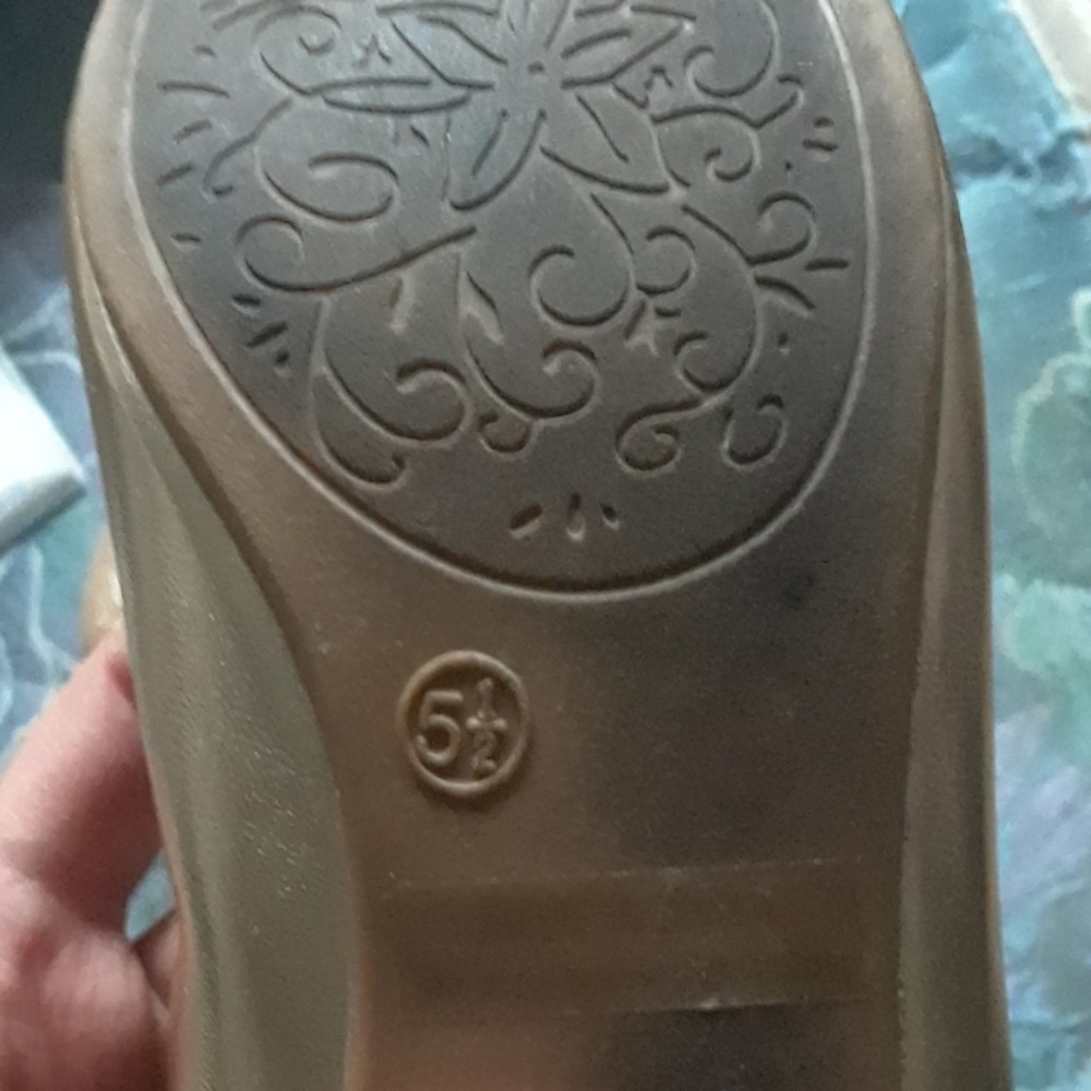 Shoes - Picture 4 of 4